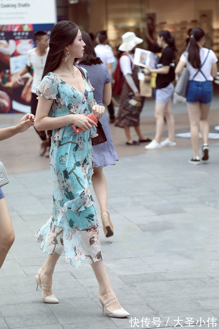 穿搭|美女街拍：碎花连衣裙，在这位美女身上出来，优雅气质散发