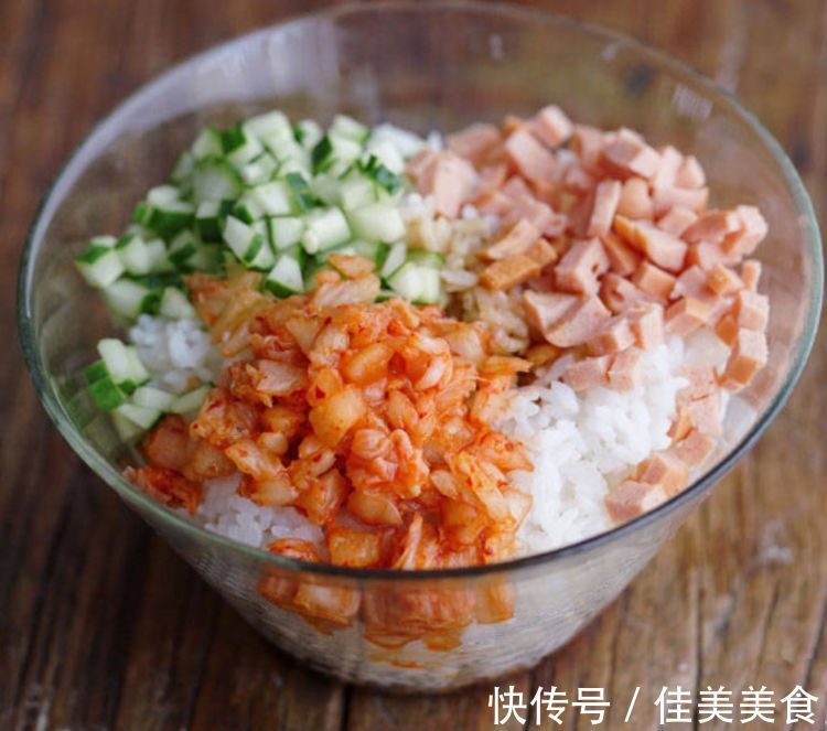 米饭|剩米饭的又一新吃法，带到单位吃同事都投来羡慕的眼光