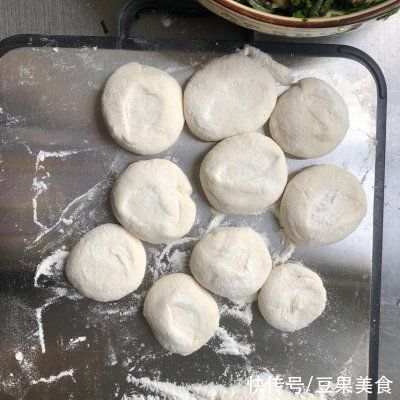 韭菜肉|尝尝这道不油腻的韭菜肉丁水煎包，生活赛过活神仙