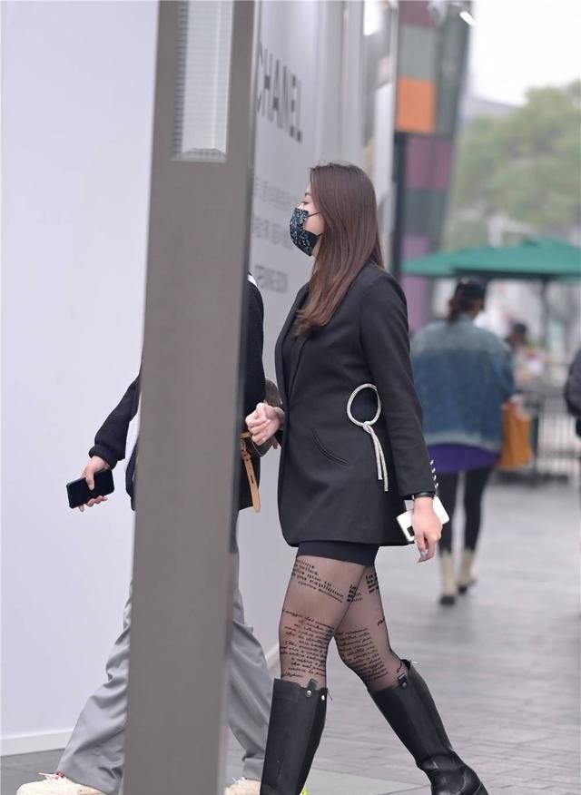 精致 黑色丝袜搭配长靴，还是选择高跟款式，更好衬托身材