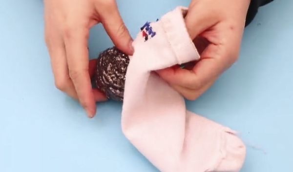 把钢丝球塞进袜子里真厉害，解决了很多人的大烦恼，快告诉家人！