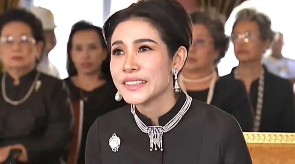 流苏$诗妮娜扬眉吐气了!代泰王去皇家祭拜,戴珍珠流苏首饰艳压苏提达