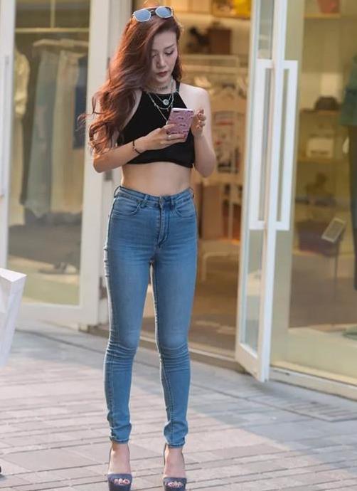 街拍：身材高挑的小姐姐，皮肤白晰，让人羡慕不已