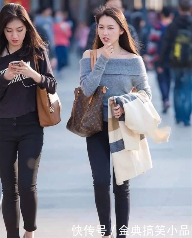 街拍|街拍美女：穿时尚露肩针织衫搭配黑色紧身牛仔裤小姐姐，知性优雅