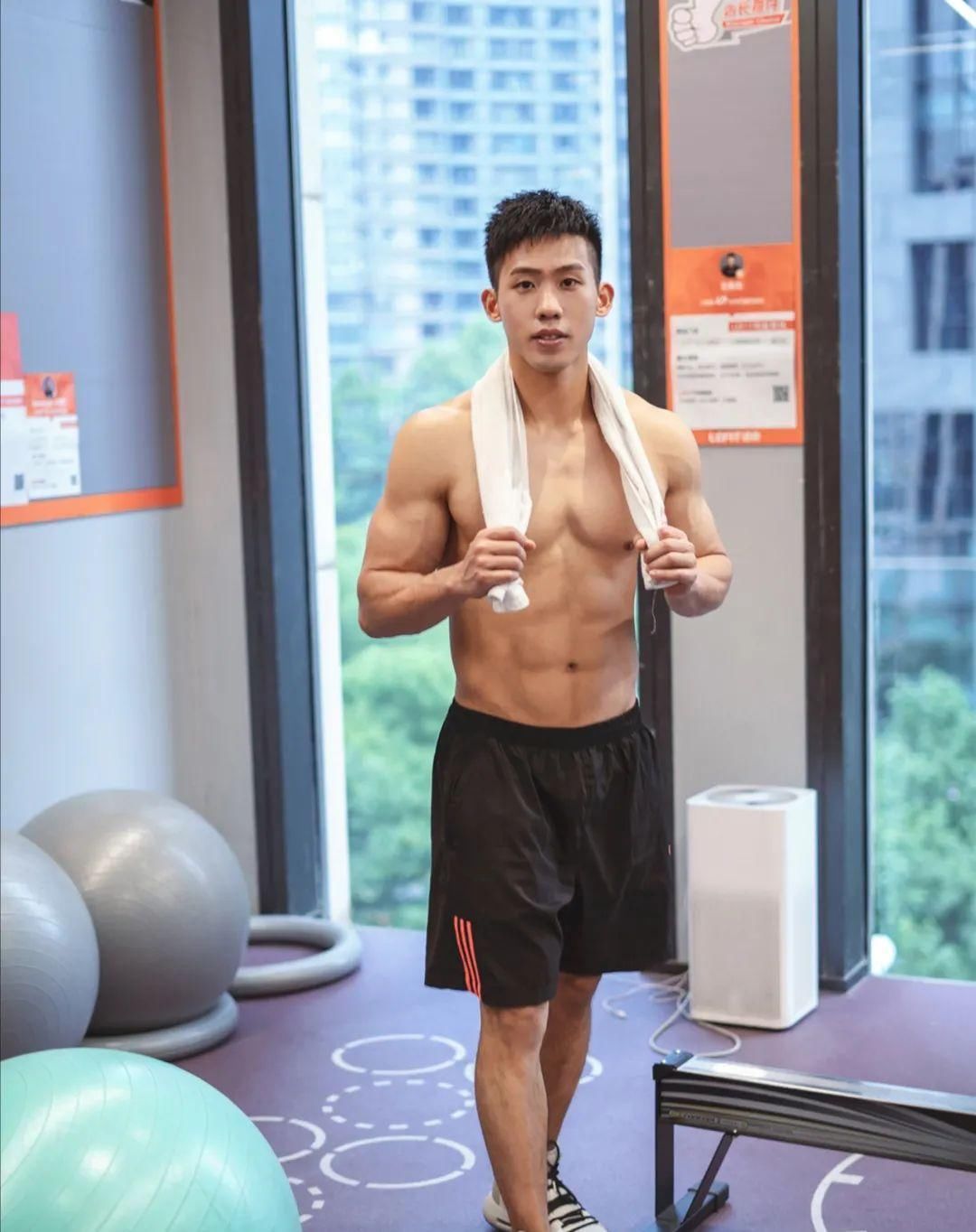 腹肌|型男医生的鲨鱼线六块腹肌引发舔屏，网友看后直呼我可以