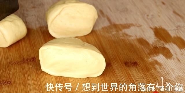 小董|面粉别再蒸馒头了，不加1滴水，不用烤箱，做出来的面包蓬松暄软