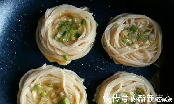 挂面|挂面别再煮着吃了，一点味道都没有！打个鸡蛋做成饼，味道好极了