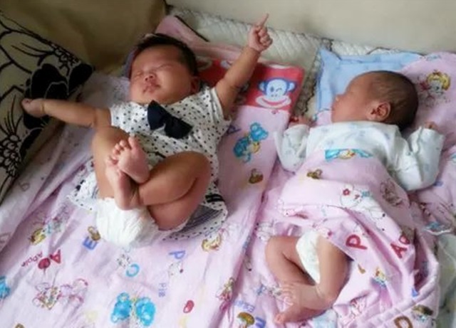 宝宝|1岁宝宝“一字马”睡姿走红,动作高难度,网友:我还不如一个娃