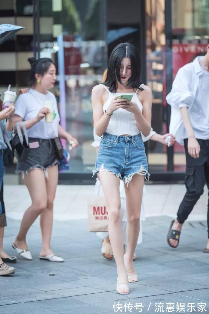 小姐姐 牛仔短裙搭配一双高跟鞋,成就你的时尚达人梦