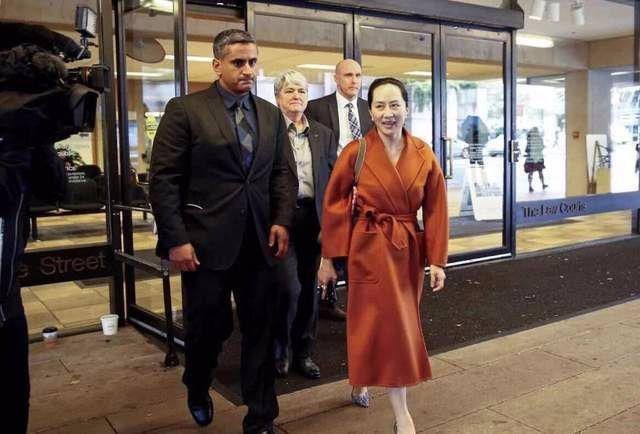  是装不|有钱人气质是装不出来的，孟晚舟老了还时髦，穿羽绒背心搭短裙！