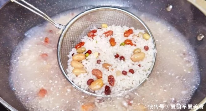 让我学做年夜饭，我能学会吧，大家拭目以待