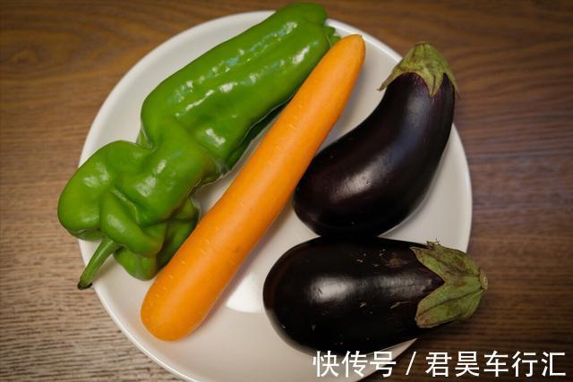 炒茄子,原来不能先放油,厨师长教你2招,茄子不油腻不发黑