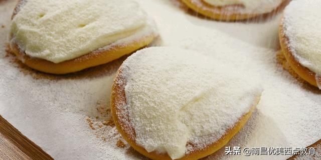 轻轻软软像在捏了朵云，一口下去奶香、醇苦、香甜、微酸