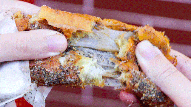 火爆全网的油条麻糍安排上，一口香糯，两口酥香~