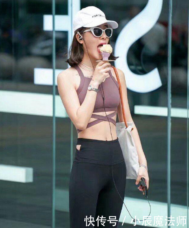 小姐姐爱穿紧身打底裤,随性优雅太自在,青春靓丽活力感