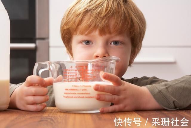 喝奶|为了长高,孩子连续喝奶三个月,身高只长一厘米脸上却“毁容”了