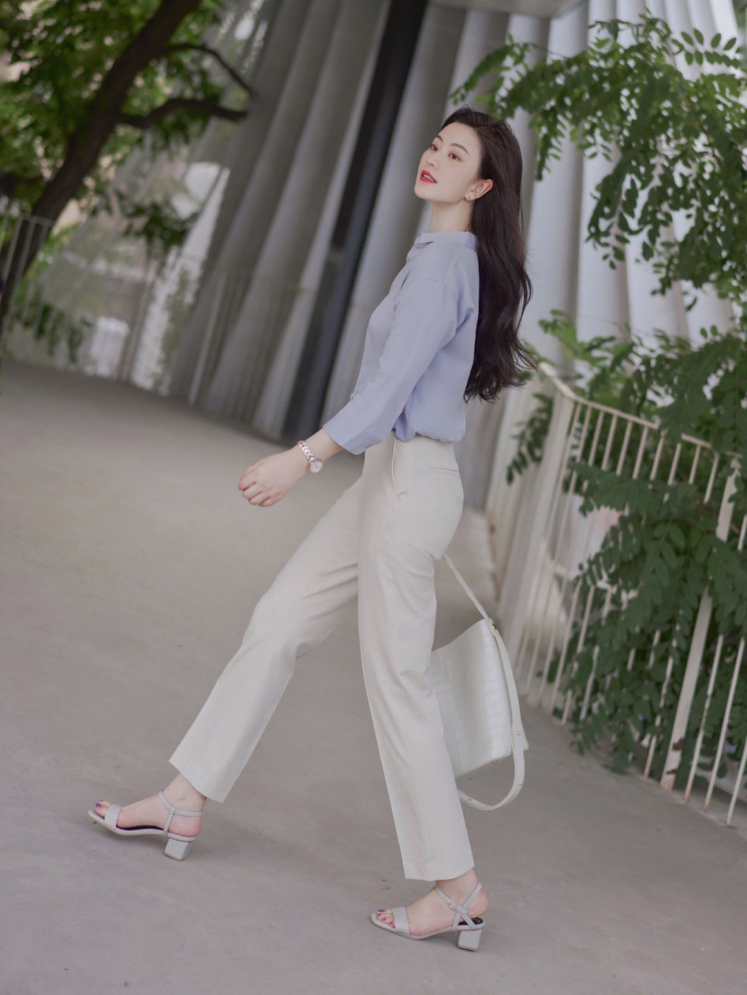 衬衫 秋天的“浅蓝色”衬衫真流行!搭配西装裤和大波浪卷发,魅力全开