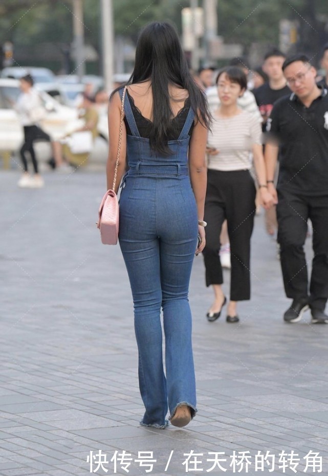 牛仔套装 牛仔套装很少见,微胖少妇轻松驾驭,搭配粉色包包还想“装嫩”