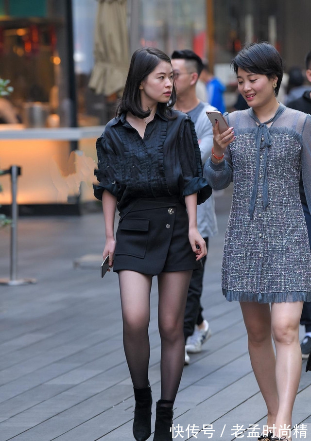 美女|街拍:美女选择羊绒短靴,搭配黑色套装,不仅保暖还增添时尚气质