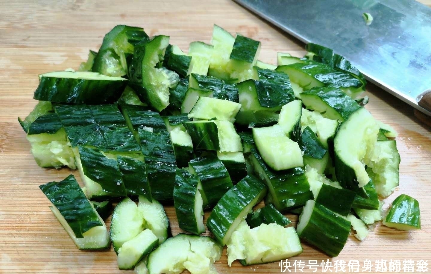 吃起来|凉拌黄瓜时,直接拌是大错特错的,少了这一步黄瓜不脆,更不入味