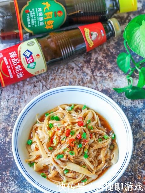 我家杏鲍菇从不炒着吃,焯个水撕一撕,比吃肉香,连吃一周还是馋