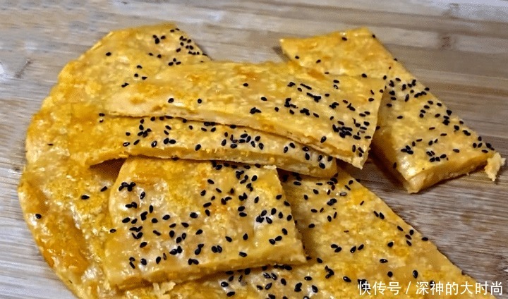  上桌|入秋后，这菜再便宜也要吃，烙一烙5分钟上桌，香味浓郁又顶饱