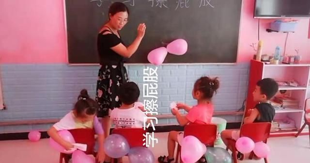 幼儿园老师用“2个气球”,教会孩子怎么擦屁屁,网友学到了