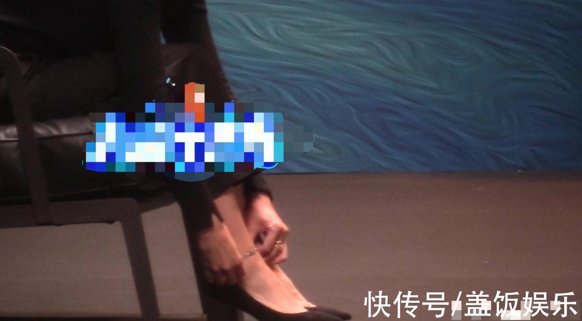 47歲董卿全黑造型錄制節(jié)目，與男嘉賓握手顯得體，腳脖子金鏈搶眼