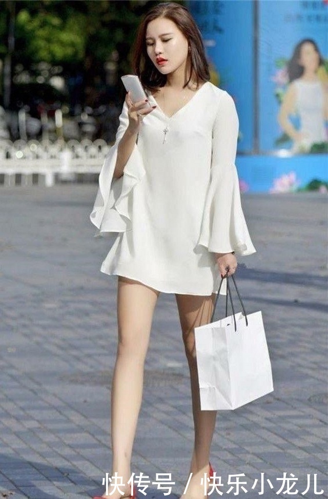 气质|街拍小姐姐棕色休闲衫搭配浅蓝色牛仔裤,个性时髦