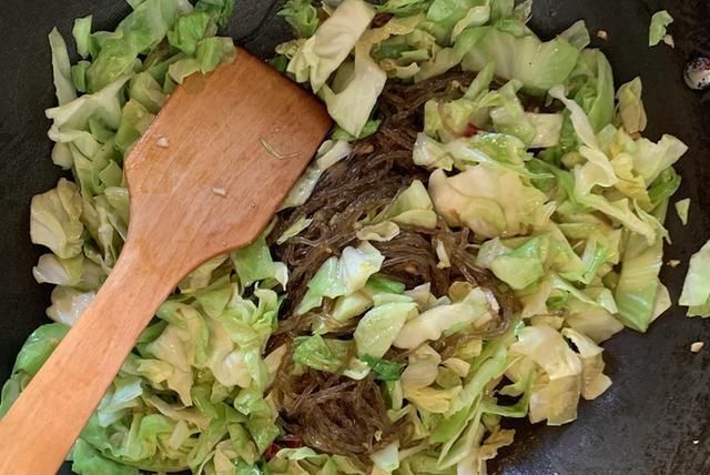 炒粉丝包菜时，不要直接下锅炒，牢记两个重点，粉丝不糊锅