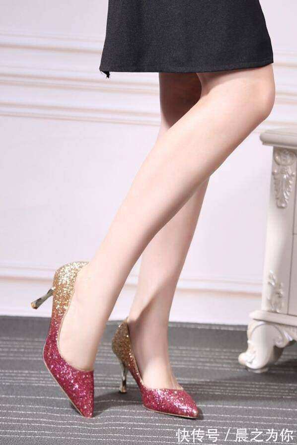 打扮 女孩子就要学会打扮自己,穿上高跟鞋搭配丝袜优雅动人