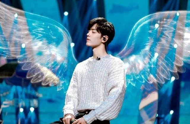 星光大赏肖战深情演唱,粉丝现场红海应援,欢乐中却出现不同声音