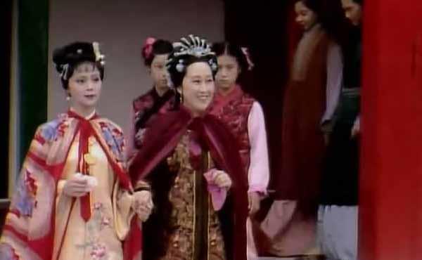 黛玉进贾府,和宝钗进贾府,有什么区别?不止迎接不迎接这么简单