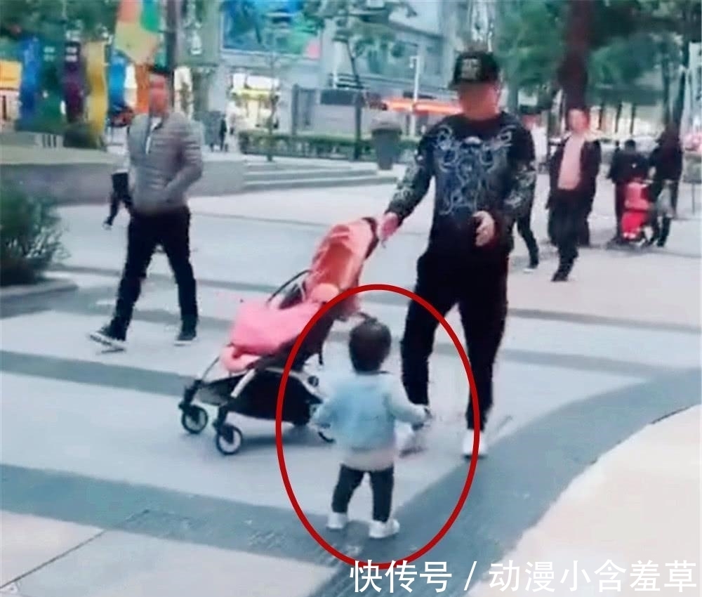 画面|萌宝跟妈妈一起出门逛街,突然看见了“爸爸”,画面却尴尬了