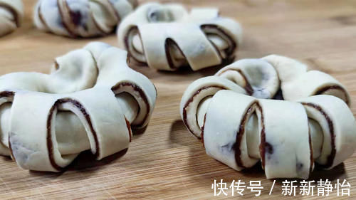面点师|面点师这样做豆沙包，好吃又好看，简单好学，一切一卷就好