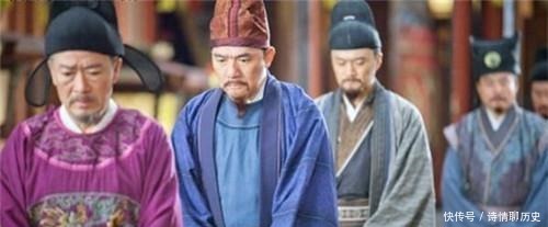  皇帝|皇帝偷偷将宰相衣服烫个洞，1年后发现衣服还在穿，下令开国库
