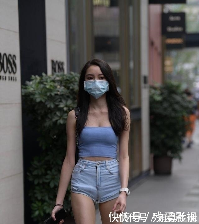 穿搭 减龄的少女穿搭,碎花连衣裙和白鞋,清新甜美的少女感十足