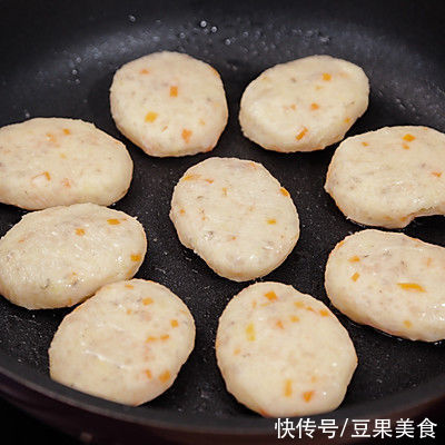 家常菜|鲜掉眉毛的美味家常菜土豆鲜虾饼