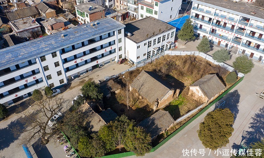 这所学校里藏一座守备衙门,始建于清乾隆七年,损坏严重令人惋惜