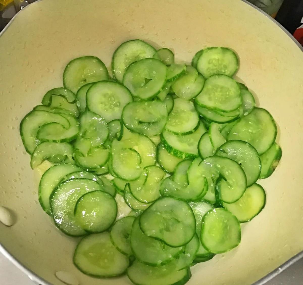 小米辣|黄瓜别再凉拌了,学会了这道黄瓜炒肉馅,简单味道好
