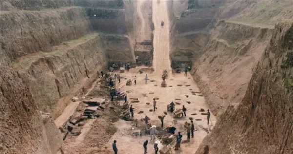 古怪农田千年来寸草不生,老汉随手一挖,却发现我国最骇人古墓