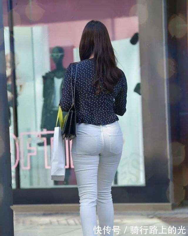 裤子 “漏斗形”身材的打底裤美女,轻松演绎各种风格,破洞款式!