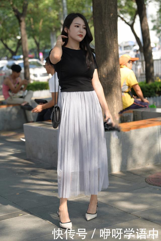 时尚穿搭黑色上衣搭配百褶裙+尖头鞋