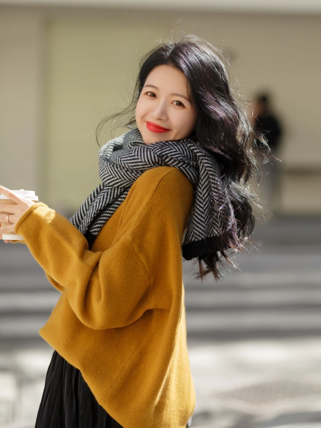 自然色|天冷了,为什么建议“毛衣搭配半身裙”,时髦精们的示范给你答案