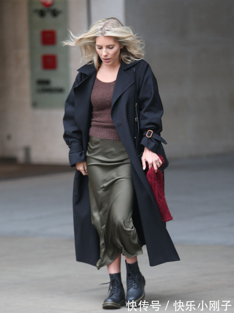 时髦 咖色针织衫搭配绿色半身裙,外搭黑色大衣,美到清新脱俗
