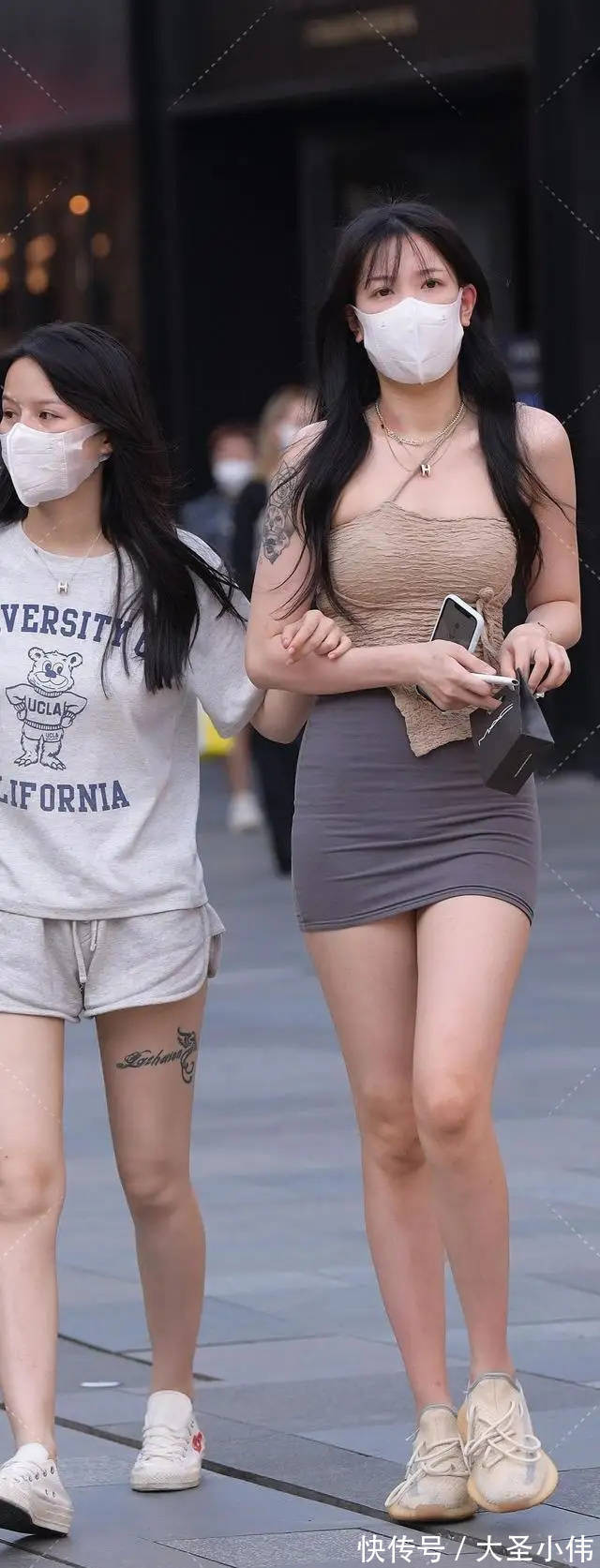 亚麻 美女街拍:亚麻吊带搭配灰色包臀裙,简约风也可以很个性,秀出青春好身材