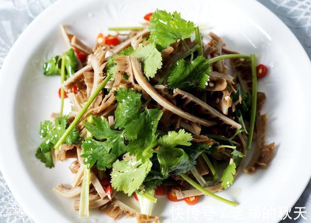 慢性皮肤病|香菜是“抗菌之王”, 但不能和它一起吃, 很多人还傻傻在吃