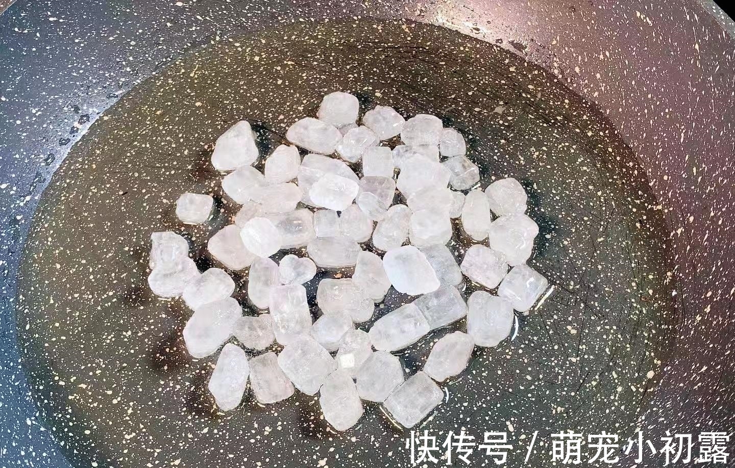 炒糖色时，冰糖直接炒是大忌！大厨：牢记3点，糖色不发苦更红亮