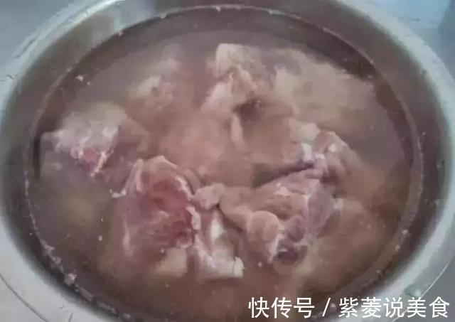 排骨不要用热水焯了，教你一招，血水自动跑出来，家家户户用得到