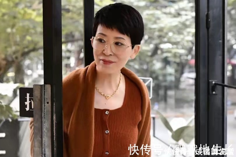 发质 女人到了60岁,最好不要烫小卷,教你这样选发型,时髦减龄又洋气